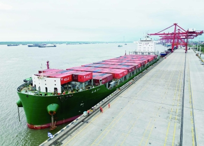 南京港乐成靠泊最大内贸集装箱船 "江远集2"轮，，，，，为客户带来全新物流体验