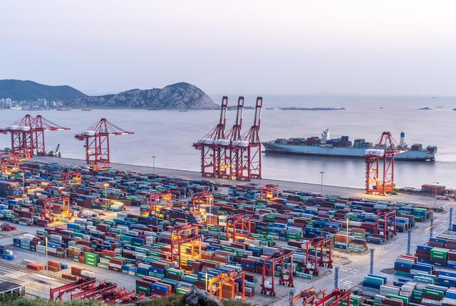 什么是集装箱码头？？？集装箱码头的界说、功效和组成